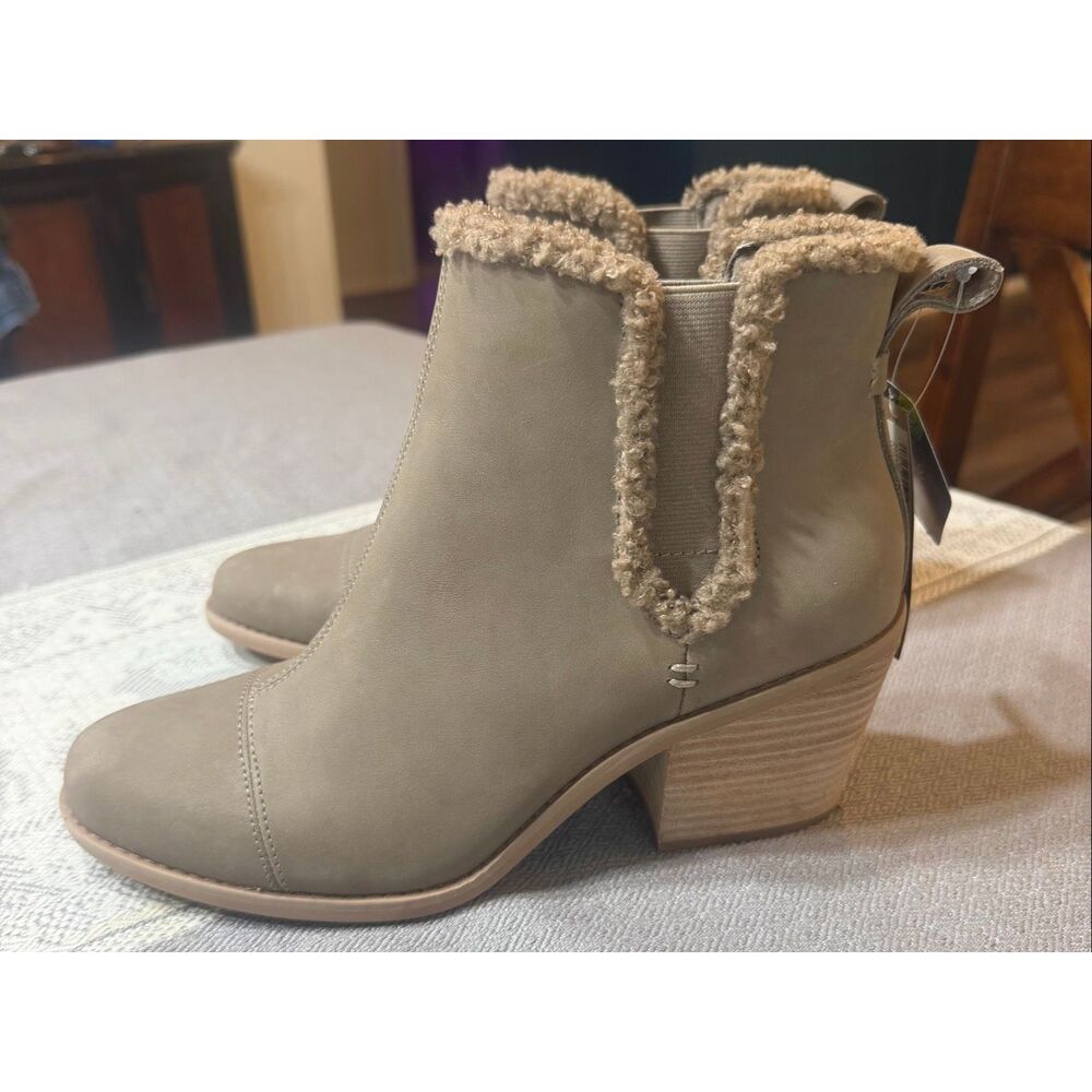 TOMS Women's Everly Chelsea Boot, Taupe Grey Leather/Faux Shearling, 10 - Picture 2 of 8